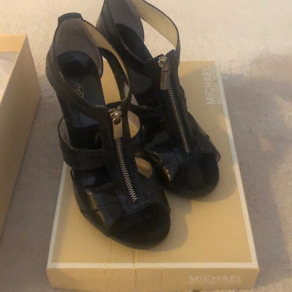 Michael Kors - Berkley T Strap Black Patent Sandal